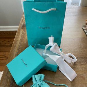 Tiffaney & Co. Gift bag ribbon box Pouch Bracelet